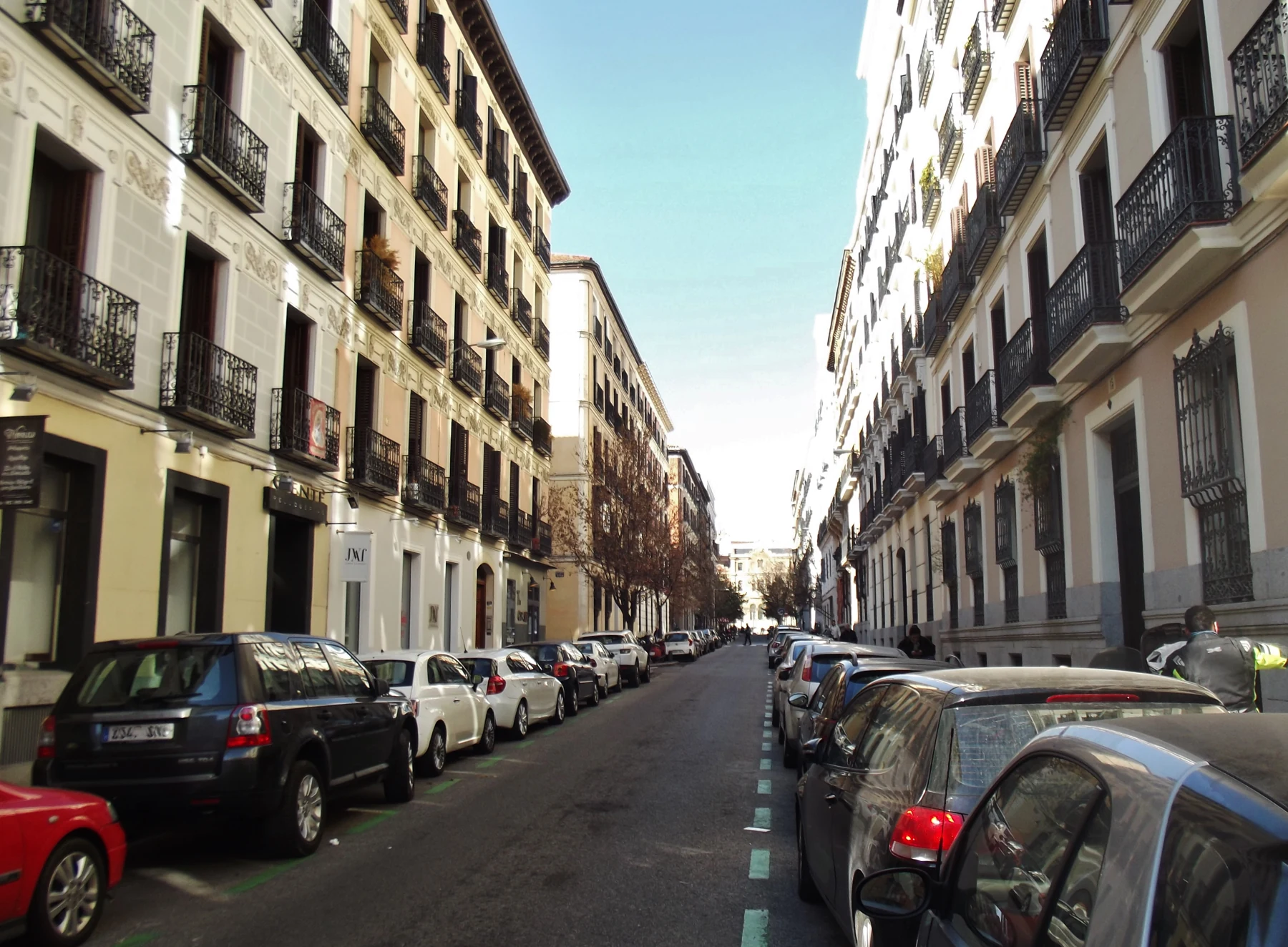 Calle de Orellana en Madrid, con sus fachadas clásicas y balcones de hierro